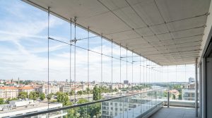 The Vertical Horizon: Architectural Patio Covers That Expand Small Balcony Volumes – Visual 11