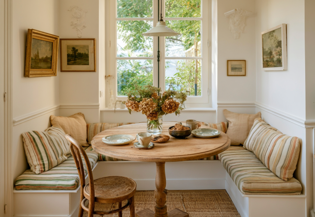 Cozy breakfast nook seating ideas with built in corner banquette and round wooden table