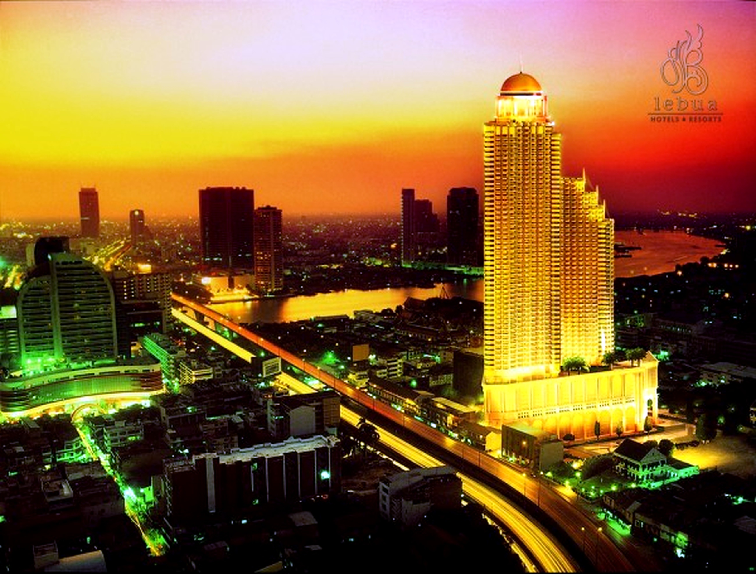 Amazing Lebua At State Tower Hotel And Club Interior Design And Facilities: Classy Longue Interior Design At Lebua At State Tower Hotel With Exclusive Hanging Lamp And The Fresh White Rose Decoration