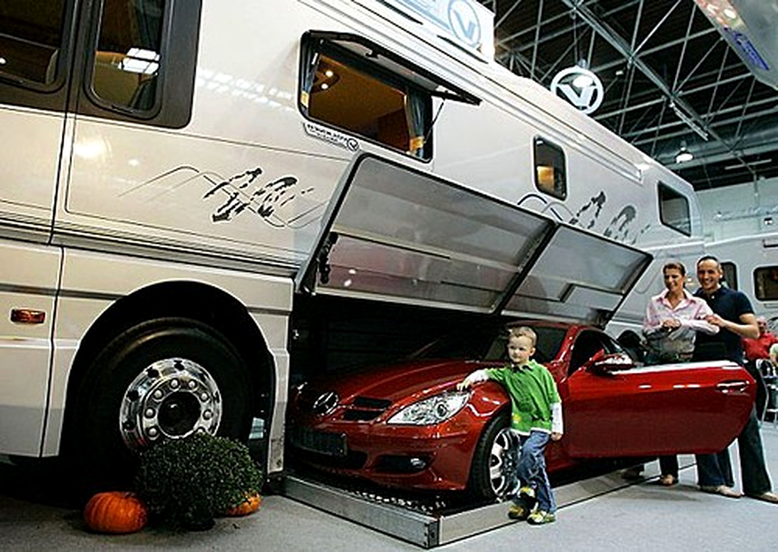 Mobile home with modern and contemporary interior designs: Comfortable Mobile Home Driving Place