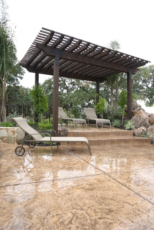 Beautiful Sunbathing Area Decoration in the Backyard with the Best Furniture: Beautiul sunbathing area with the best relaxing chair and the umbrella