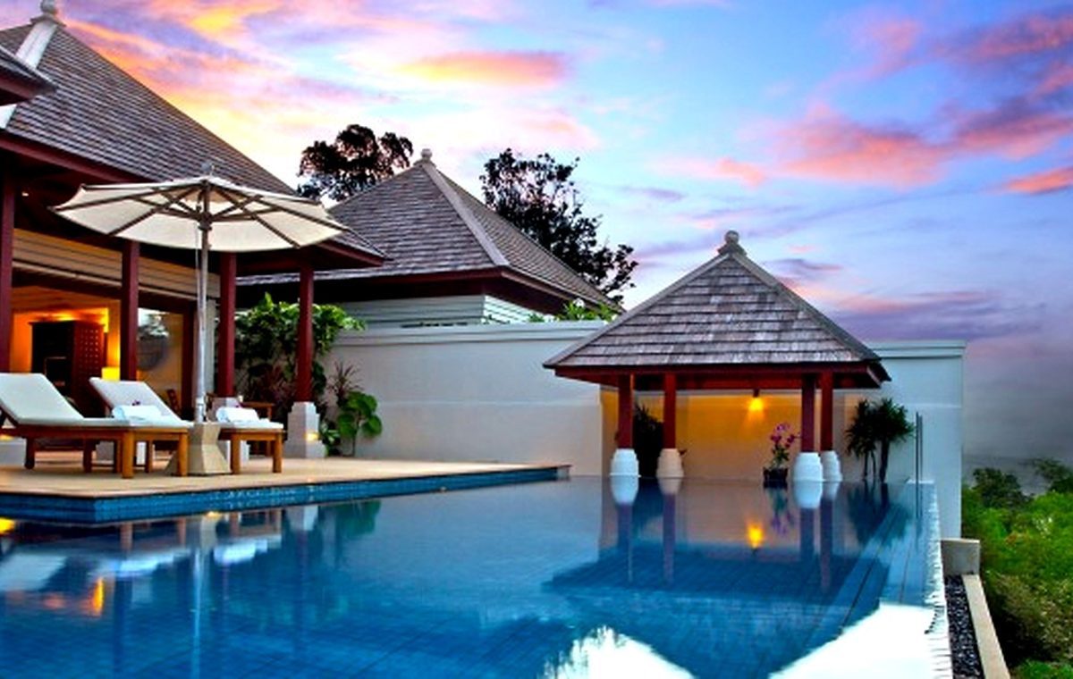 Beautiful Sunbathing Area Decoration In The Backyard With The Best Furniture