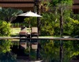 Beautiful Sunbathing Area Decoration in the Backyard with the Best Furniture: Beautiul-sunbathing-area-with-the-best-relaxing-chair-and-the-umbrella