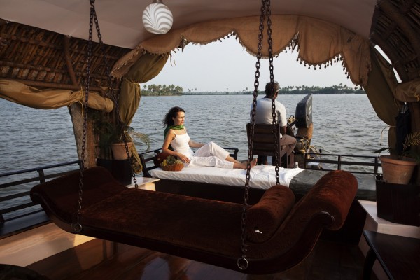 Contemporary-Sunbathing-area-in-the-yatch