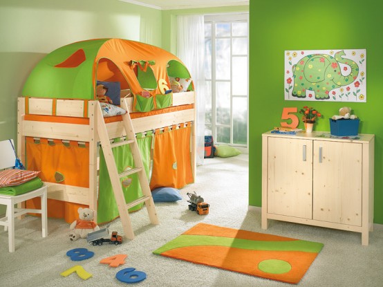 Camp concept in children bedroom for active children: Green and orange camp concept for active children bedroom