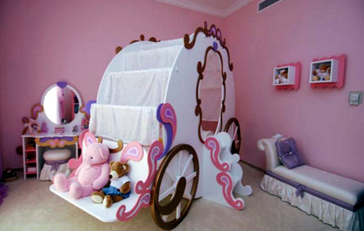 Wagon bed design for child's bedroom