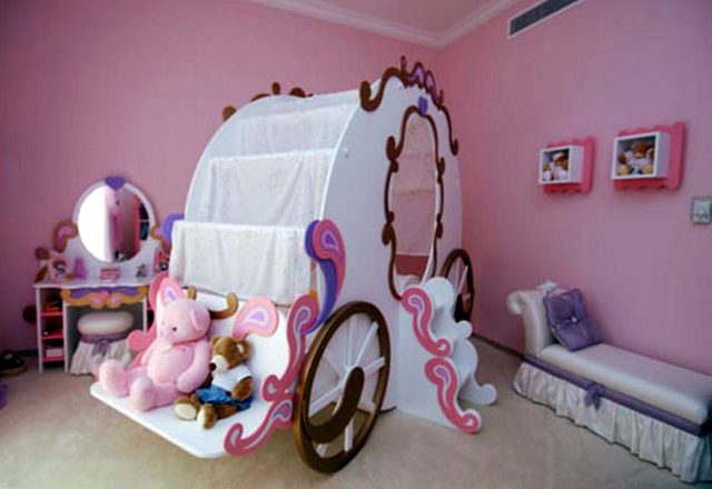 Wagon bed design for child's bedroom