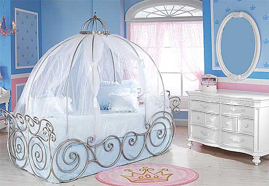 White elegant carriage bed model for baby's bedroom