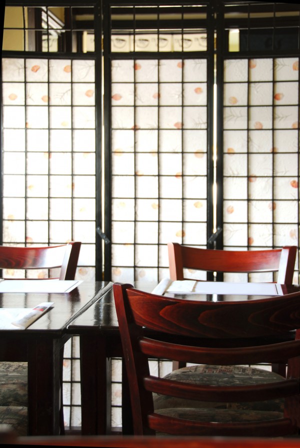 : Modern Japanese Interiors Of Restaurants With Unique Partition