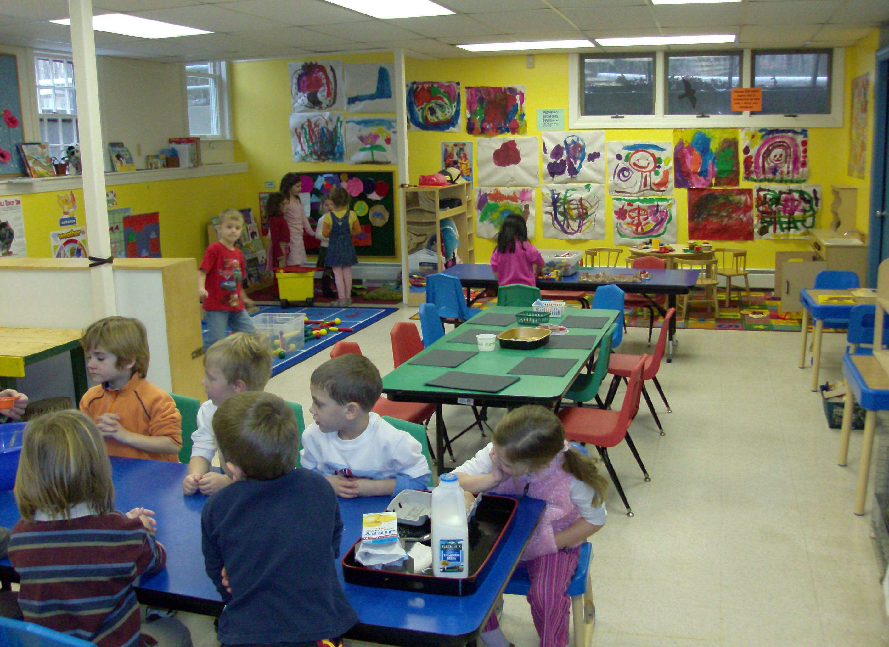 Playgroup room designs for brainy child: Artistic preschool wall designs to display the child work