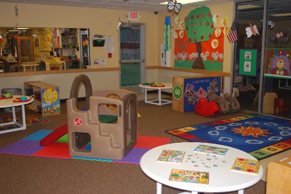 Playgroup room designs for brainy child: Imaginative playgroup room design with round carpet