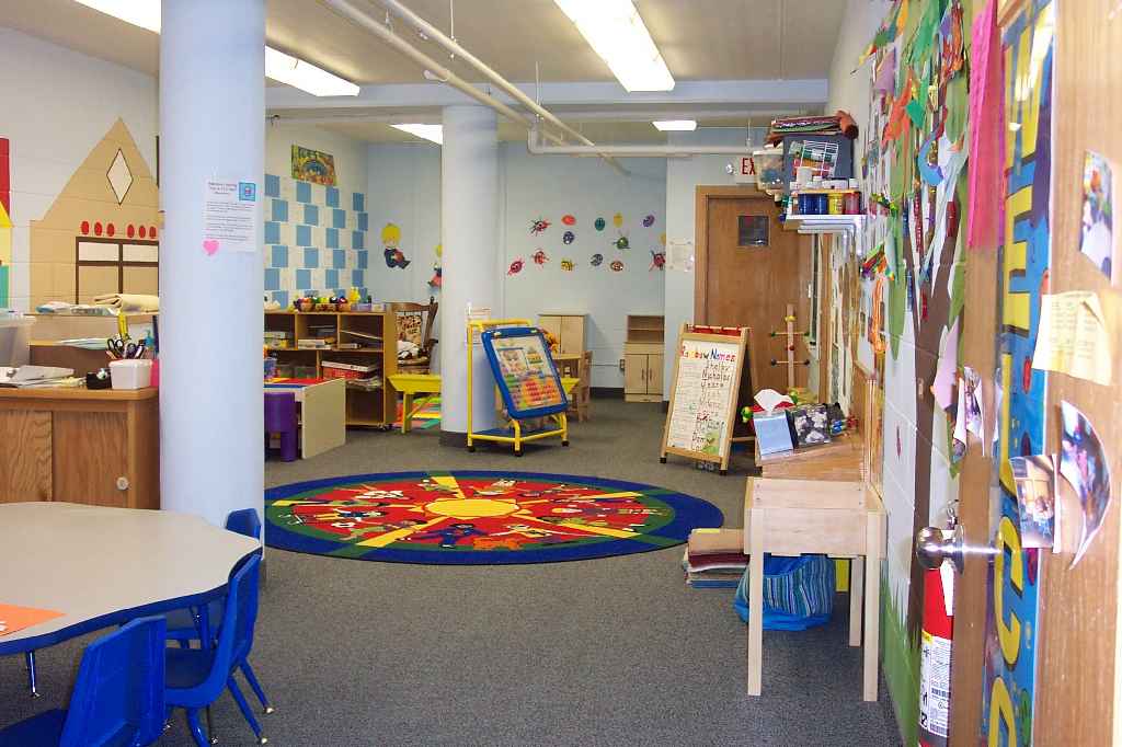 Atractive preschool room design with round carpet