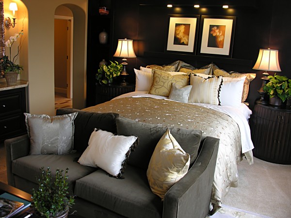 Luxury bedroom design with modern style: bedroom design for couples with grey couch and white pillow in luxury design 600×450 1