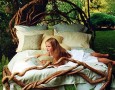 Natural bedroom with fresh and relaxing atmosphere: Perfect natural bedroom with creative plant root bed