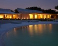 Outdoor private swimming pool design and the consideration: beautiful outdoor private swimming pool design idea