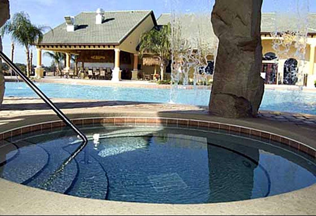 Glamorous Outdoor Private Swimming Pool Design Idea