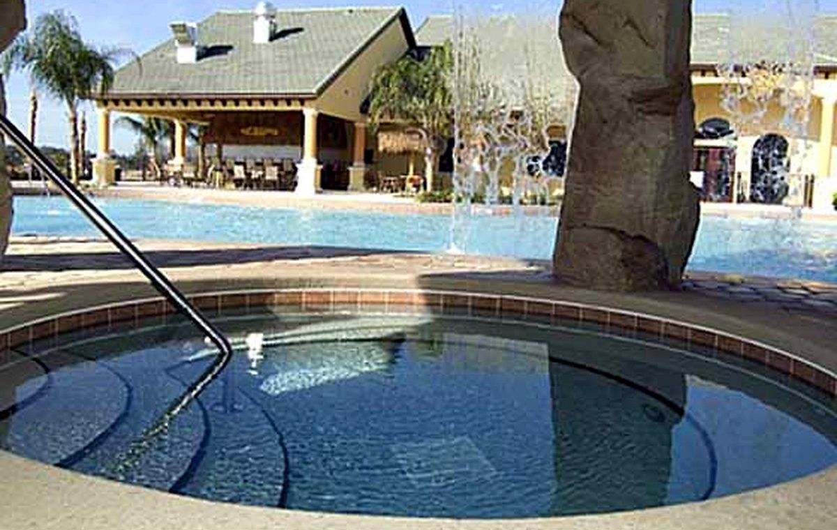 : Glamorous Outdoor Private Swimming Pool Design Idea