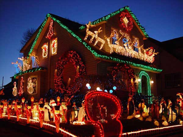 Sparkling Christmas home with the cheerful decoration tips: Cheerful christmas home design with beautiful lighting
