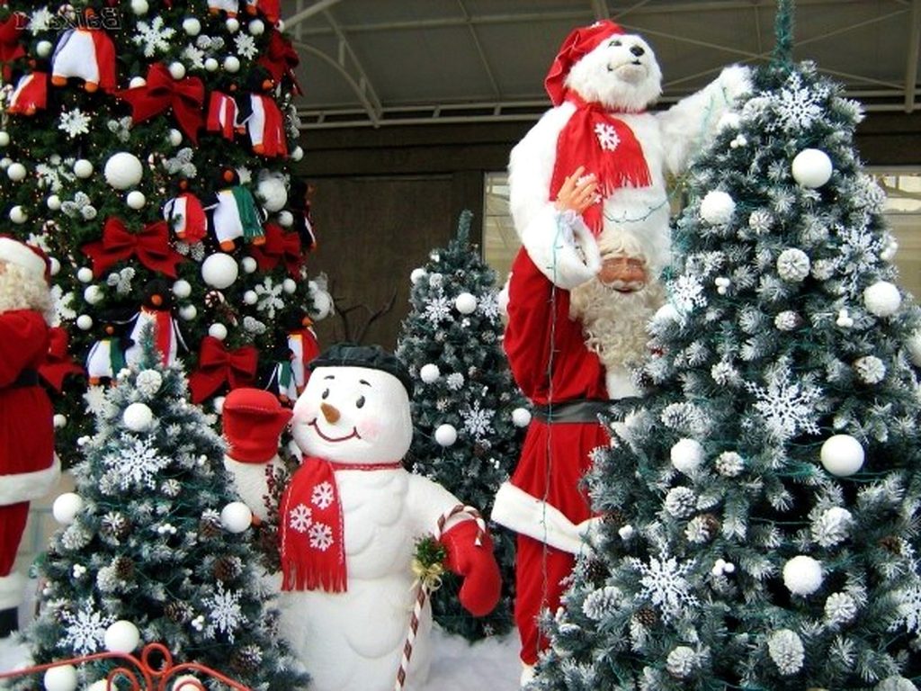 Snowman And Christmas Tree On Christmas Home Design E1311876390597