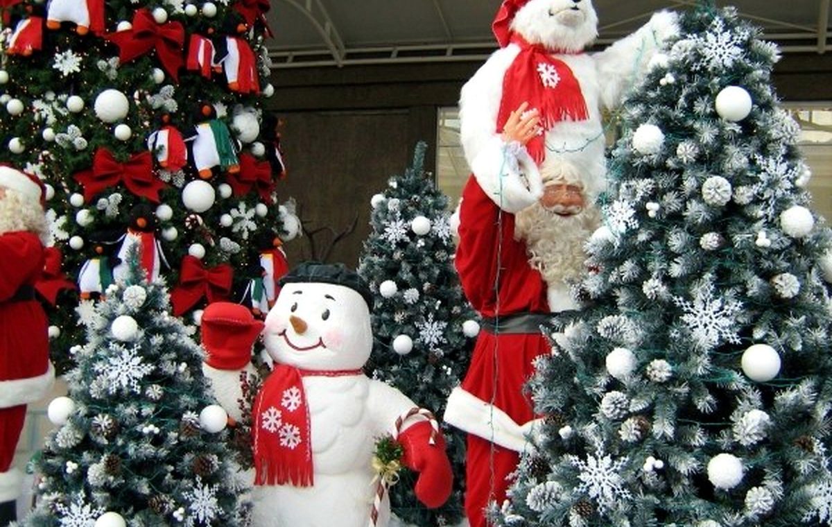 funny christmas home decoration with snowman and christmas tree