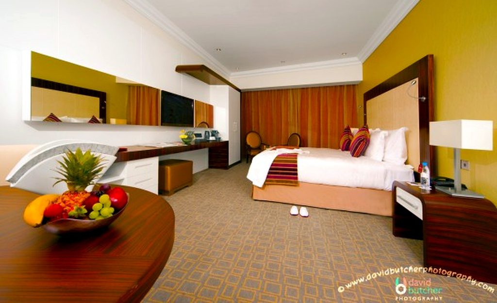 Amazing Bedroom Decorating Idea With Wooden Furniture And Modern Box Pattern Rug 600x366 1