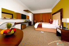 Amazing Bedroom Decorating Idea With Wooden Furniture And Modern Box Pattern Rug 600x366 1 Scaled